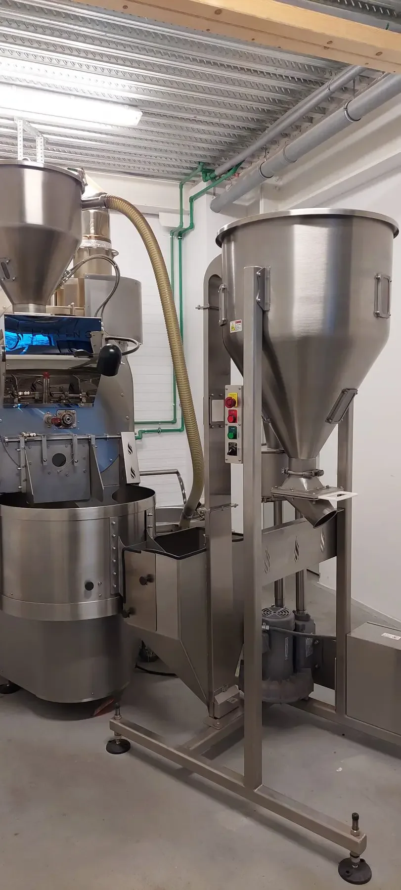 Röster mit Einfülltrichter für Rohkaffee in unserer Rösterei